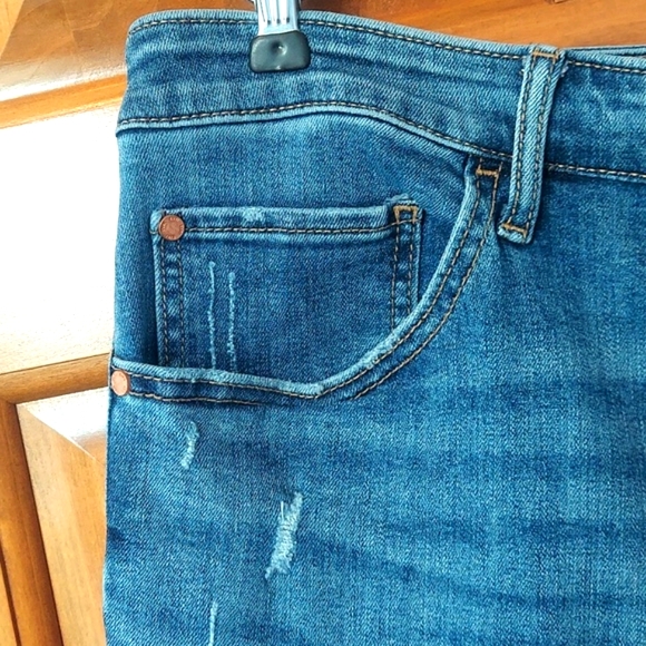 🆕➕️ Evri Ankle Distressed and Stretchy Size 24W Blue Jeans - Picture 3 of 9